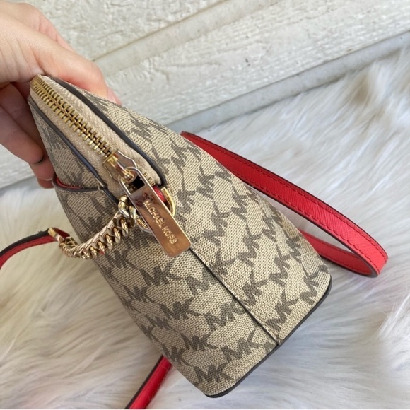 MICHAEL KORS Signature Red Stripe Dome
Crossbody Raven Bedford Jet Set - Picture 3 of 11